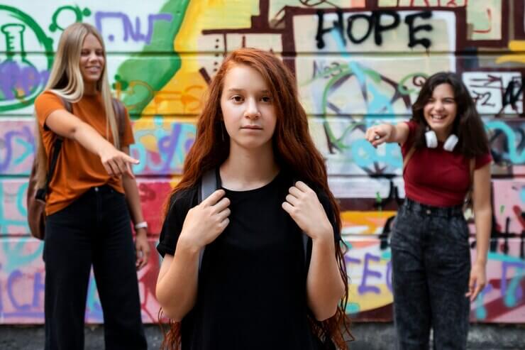 rebeldemente: front view smiley girls bullying teen